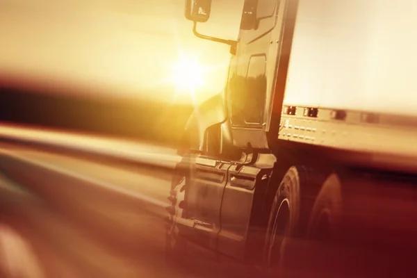 Top Reasons to Choose a Toronto Trucking Company for Reliable Freight Services